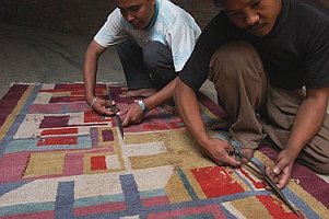 Konturen eines Tibet Teppichs mit modernem Design.