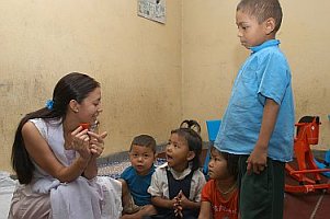 Lehrer mit nepalesischen Kindern.