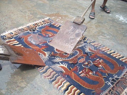 Waschen eines Tibet Teppichs.
