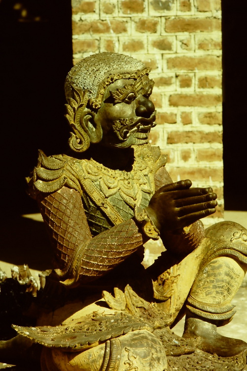 mandalay-statue-praying